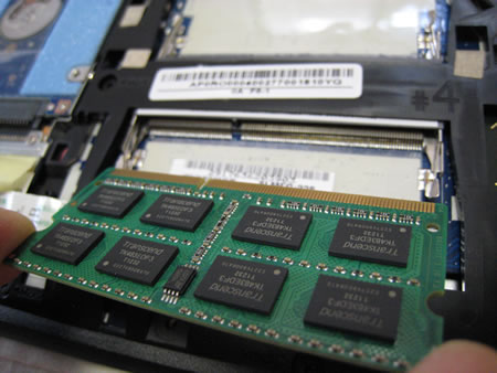 4GBのメモリ2枚をシッカリ慎重にセット